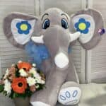 Λούτρινο elephant XXL και μπουκέτο με φρέσκα λουλούδια εποχής